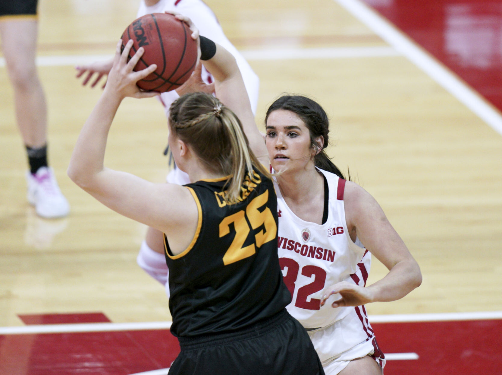 Iowa 84, UW 70